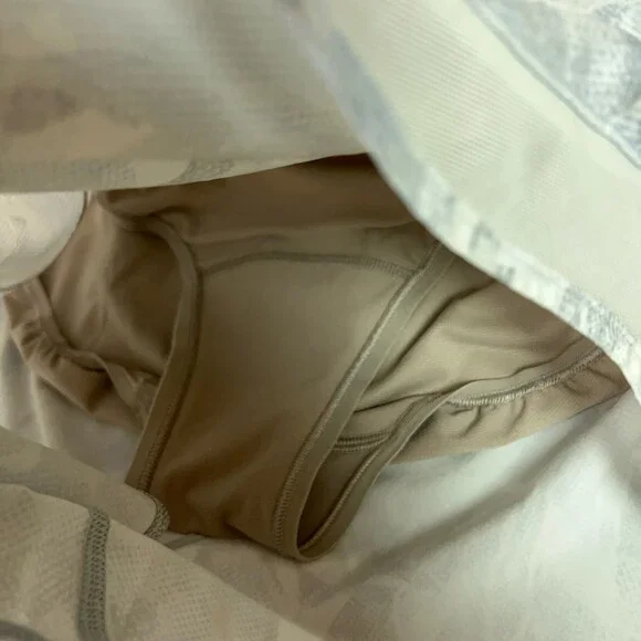 Lululemon Womens 12 White Gray Hotty Hot Short II Lined Run Athletic 4" Workout - Picture 3 of 12